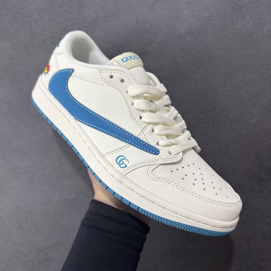 图片[3]-【定制版】Travis Scott x Fragment Design x Air Jordan 1 Low OG SP AJ1 乔1古驰联名 蓝勾蓝底 低帮文化休闲板鞋 ZH2598-165  #多方联名合作融合了Travis Scott 独特的音乐风格，藤原浩个性的设计风格以及Jordan品牌的经典元素 使其成为一双具有独特身份和价值的鞋子 清新而立体的外观加上联名标识更突出了其独特身份 这种配色方案显示出活力和时尚感 在视觉上引人注目 鞋身的质感和细腻的细节处理使其显得高端而格调十足 这款“倒钩”联名是设计与创意完美结合 融合多方的个性风格是一款备受瞩目的潮流鞋款  尺码：36 36.5 37.5 38 38.5 39 40 40.5 41 42 42.5 43 44 44.5 45-选品中心