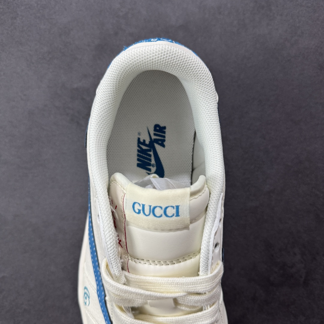 图片[7]-【定制版】Travis Scott x Fragment Design x Air Jordan 1 Low OG SP AJ1 乔1古驰联名 蓝勾蓝底 低帮文化休闲板鞋 ZH2598-165  #多方联名合作融合了Travis Scott 独特的音乐风格，藤原浩个性的设计风格以及Jordan品牌的经典元素 使其成为一双具有独特身份和价值的鞋子 清新而立体的外观加上联名标识更突出了其独特身份 这种配色方案显示出活力和时尚感 在视觉上引人注目 鞋身的质感和细腻的细节处理使其显得高端而格调十足 这款“倒钩”联名是设计与创意完美结合 融合多方的个性风格是一款备受瞩目的潮流鞋款  尺码：36 36.5 37.5 38 38.5 39 40 40.5 41 42 42.5 43 44 44.5 45-选品中心