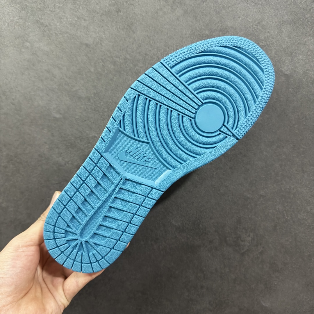 图片[9]-【定制版】Travis Scott x Fragment Design x Air Jordan 1 Low OG SP AJ1 乔1古驰联名 蓝勾蓝底 低帮文化休闲板鞋 ZH2598-165  #多方联名合作融合了Travis Scott 独特的音乐风格，藤原浩个性的设计风格以及Jordan品牌的经典元素 使其成为一双具有独特身份和价值的鞋子 清新而立体的外观加上联名标识更突出了其独特身份 这种配色方案显示出活力和时尚感 在视觉上引人注目 鞋身的质感和细腻的细节处理使其显得高端而格调十足 这款“倒钩”联名是设计与创意完美结合 融合多方的个性风格是一款备受瞩目的潮流鞋款  尺码：36 36.5 37.5 38 38.5 39 40 40.5 41 42 42.5 43 44 44.5 45-选品中心