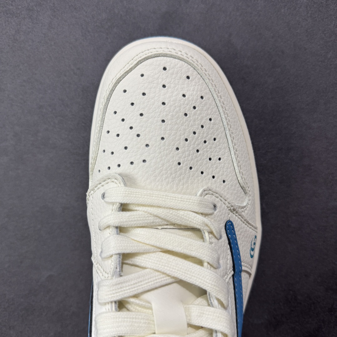 图片[8]-【定制版】Travis Scott x Fragment Design x Air Jordan 1 Low OG SP AJ1 乔1古驰联名 蓝勾蓝底 低帮文化休闲板鞋 ZH2598-165  #多方联名合作融合了Travis Scott 独特的音乐风格，藤原浩个性的设计风格以及Jordan品牌的经典元素 使其成为一双具有独特身份和价值的鞋子 清新而立体的外观加上联名标识更突出了其独特身份 这种配色方案显示出活力和时尚感 在视觉上引人注目 鞋身的质感和细腻的细节处理使其显得高端而格调十足 这款“倒钩”联名是设计与创意完美结合 融合多方的个性风格是一款备受瞩目的潮流鞋款  尺码：36 36.5 37.5 38 38.5 39 40 40.5 41 42 42.5 43 44 44.5 45-选品中心