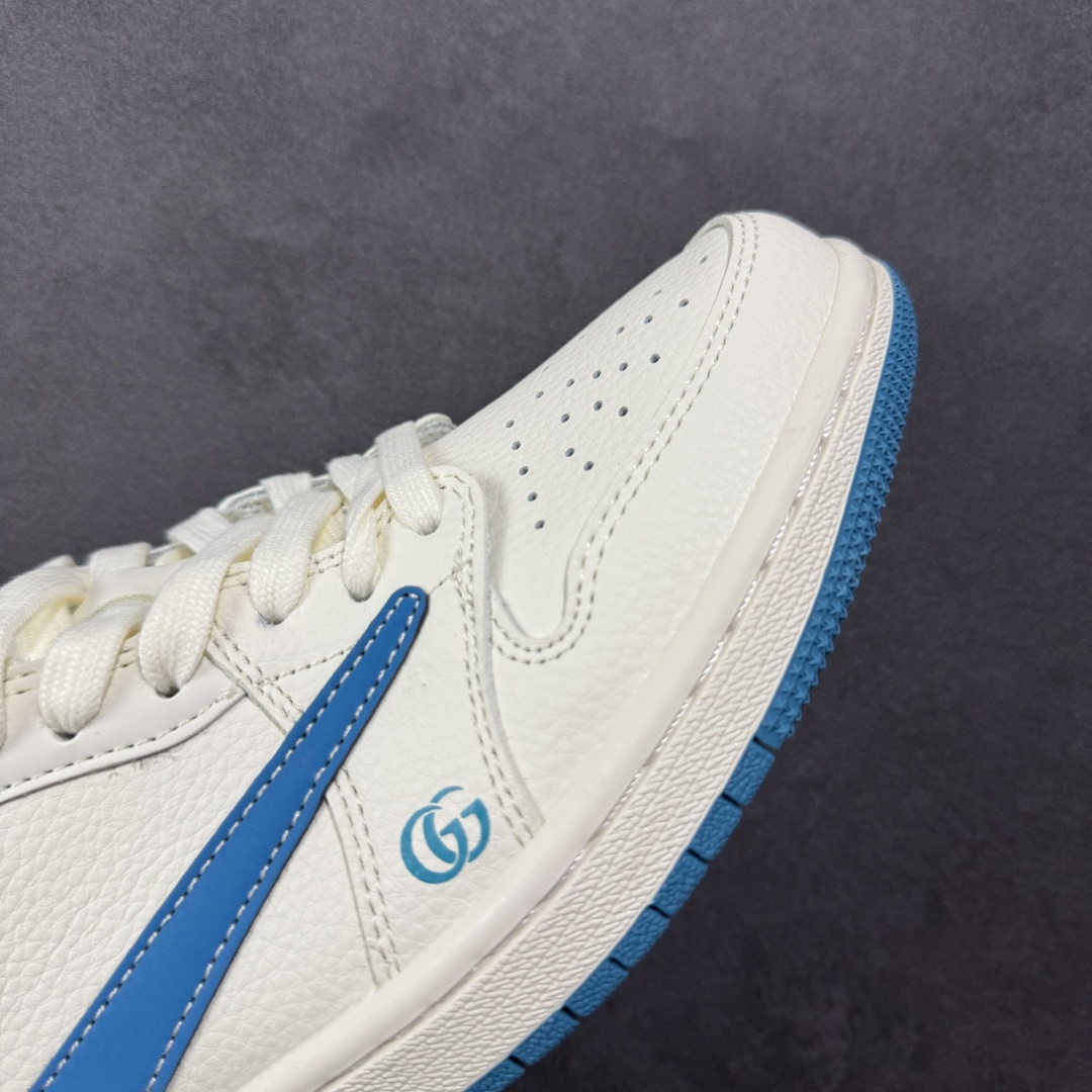 图片[5]-【定制版】Travis Scott x Fragment Design x Air Jordan 1 Low OG SP AJ1 乔1古驰联名 蓝勾蓝底 低帮文化休闲板鞋 ZH2598-165  #多方联名合作融合了Travis Scott 独特的音乐风格，藤原浩个性的设计风格以及Jordan品牌的经典元素 使其成为一双具有独特身份和价值的鞋子 清新而立体的外观加上联名标识更突出了其独特身份 这种配色方案显示出活力和时尚感 在视觉上引人注目 鞋身的质感和细腻的细节处理使其显得高端而格调十足 这款“倒钩”联名是设计与创意完美结合 融合多方的个性风格是一款备受瞩目的潮流鞋款  尺码：36 36.5 37.5 38 38.5 39 40 40.5 41 42 42.5 43 44 44.5 45-选品中心
