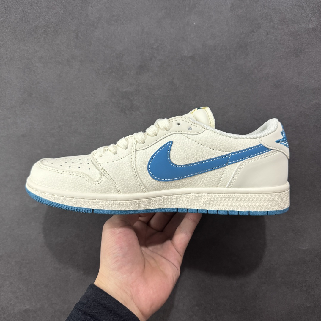 图片[2]-【定制版】Travis Scott x Fragment Design x Air Jordan 1 Low OG SP AJ1 乔1古驰联名 蓝勾蓝底 低帮文化休闲板鞋 ZH2598-165  #多方联名合作融合了Travis Scott 独特的音乐风格，藤原浩个性的设计风格以及Jordan品牌的经典元素 使其成为一双具有独特身份和价值的鞋子 清新而立体的外观加上联名标识更突出了其独特身份 这种配色方案显示出活力和时尚感 在视觉上引人注目 鞋身的质感和细腻的细节处理使其显得高端而格调十足 这款“倒钩”联名是设计与创意完美结合 融合多方的个性风格是一款备受瞩目的潮流鞋款  尺码：36 36.5 37.5 38 38.5 39 40 40.5 41 42 42.5 43 44 44.5 45-选品中心