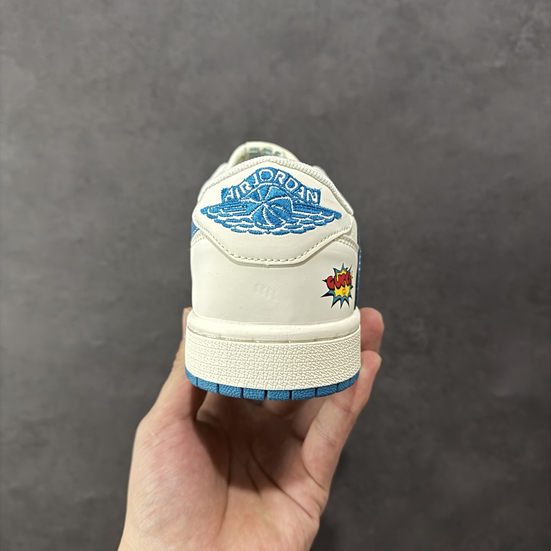 图片[4]-【定制版】Travis Scott x Fragment Design x Air Jordan 1 Low OG SP AJ1 乔1古驰联名 蓝勾蓝底 低帮文化休闲板鞋 ZH2598-165  #多方联名合作融合了Travis Scott 独特的音乐风格，藤原浩个性的设计风格以及Jordan品牌的经典元素 使其成为一双具有独特身份和价值的鞋子 清新而立体的外观加上联名标识更突出了其独特身份 这种配色方案显示出活力和时尚感 在视觉上引人注目 鞋身的质感和细腻的细节处理使其显得高端而格调十足 这款“倒钩”联名是设计与创意完美结合 融合多方的个性风格是一款备受瞩目的潮流鞋款  尺码：36 36.5 37.5 38 38.5 39 40 40.5 41 42 42.5 43 44 44.5 45-选品中心