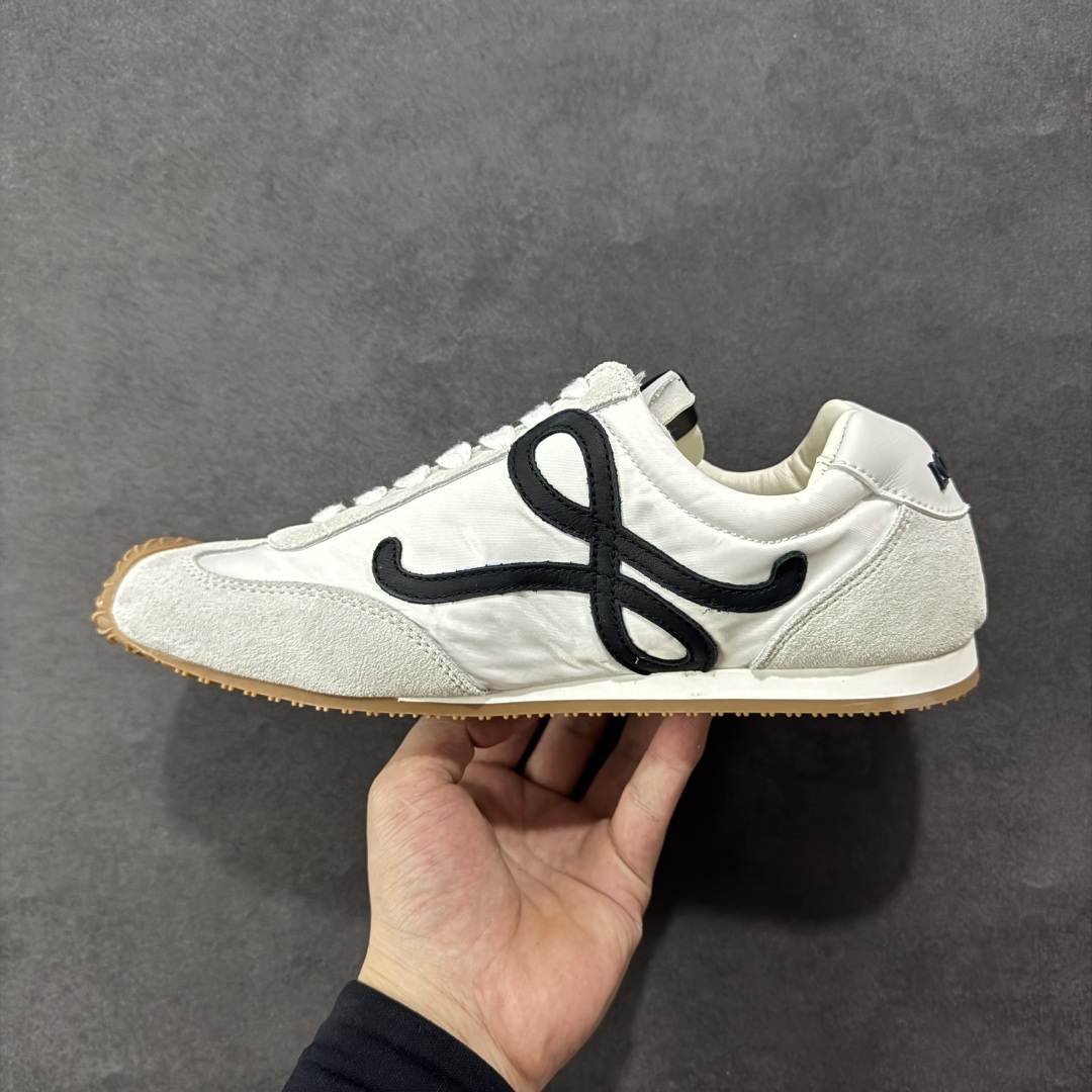 图片[2]-【PK版本】罗意威LOEWE 2025 | Ballet Runner2.0 新款芭蕾舞鞋 超级棒 不对称鞋头造型，作为LOEWE的标志性设计 超柔软，轻便且灵活的鞋底，新的波浪纹理橡胶外底，延伸至鞋头，升级的柔软皮革内衬和鞋床，提供最大舒适感，后跟有3D注塑橡胶徽标，真皮和皮料混搭彰显复古风格 内增高拼色德训鞋 阿甘鞋 小白鞋 拼色拼接鞋面 非常高级隐藏式小内增高 脚后跟设计新颖 柔软舒适 会被评为年度最舒适的暴走鞋 如履平地 原版细节 鞋面由进口麂皮 牛皮 原版布拼接 牛皮垫脚 原版定制磨具组合大底 原盒包装 内娱明星杨幂等众多同款上脚 小红书 一系列素材图 极具爆款。 尺码 36 37 38 39 40 41 42 43 44 45-选品中心