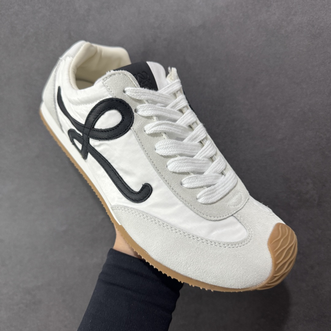 图片[3]-【PK版本】罗意威LOEWE 2025 | Ballet Runner2.0 新款芭蕾舞鞋 超级棒 不对称鞋头造型，作为LOEWE的标志性设计 超柔软，轻便且灵活的鞋底，新的波浪纹理橡胶外底，延伸至鞋头，升级的柔软皮革内衬和鞋床，提供最大舒适感，后跟有3D注塑橡胶徽标，真皮和皮料混搭彰显复古风格 内增高拼色德训鞋 阿甘鞋 小白鞋 拼色拼接鞋面 非常高级隐藏式小内增高 脚后跟设计新颖 柔软舒适 会被评为年度最舒适的暴走鞋 如履平地 原版细节 鞋面由进口麂皮 牛皮 原版布拼接 牛皮垫脚 原版定制磨具组合大底 原盒包装 内娱明星杨幂等众多同款上脚 小红书 一系列素材图 极具爆款。 尺码 36 37 38 39 40 41 42 43 44 45-选品中心