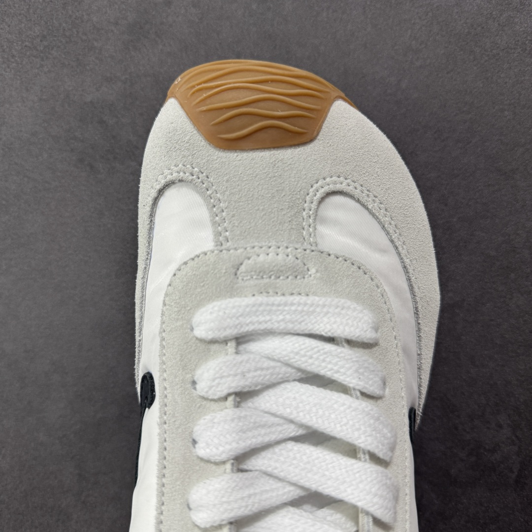 图片[8]-【PK版本】罗意威LOEWE 2025 | Ballet Runner2.0 新款芭蕾舞鞋 超级棒 不对称鞋头造型，作为LOEWE的标志性设计 超柔软，轻便且灵活的鞋底，新的波浪纹理橡胶外底，延伸至鞋头，升级的柔软皮革内衬和鞋床，提供最大舒适感，后跟有3D注塑橡胶徽标，真皮和皮料混搭彰显复古风格 内增高拼色德训鞋 阿甘鞋 小白鞋 拼色拼接鞋面 非常高级隐藏式小内增高 脚后跟设计新颖 柔软舒适 会被评为年度最舒适的暴走鞋 如履平地 原版细节 鞋面由进口麂皮 牛皮 原版布拼接 牛皮垫脚 原版定制磨具组合大底 原盒包装 内娱明星杨幂等众多同款上脚 小红书 一系列素材图 极具爆款。 尺码 36 37 38 39 40 41 42 43 44 45-选品中心