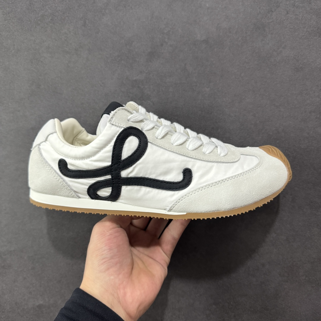 【PK版本】罗意威LOEWE 2025 | Ballet Runner2.0 新款芭蕾舞鞋 超级棒 不对称鞋头造型,作为LOEWE的标志性设计 超柔软,轻便且灵活的鞋底,新的波浪纹理橡胶外底,延伸至鞋头,升级的柔软皮革内衬和鞋床,提供最大舒适感,后跟有3D注塑橡胶徽标,真皮和皮料混搭彰显复古风格 内增高拼色德训鞋 阿甘鞋 小白鞋 拼色拼接鞋面 非常高级隐藏式小内增高 脚后跟设计新颖 柔软舒适 会被评为年度最舒适的暴走鞋 如履平地 原版细节 鞋面由进口麂皮 牛皮 原版布拼接 牛皮垫脚 原版定制磨具组合大底 原盒包装 内娱明星杨幂等众多同款上脚 小红书 一系列素材图 极具爆款。 尺码 36 37 38 39 40 41 42 43 44 45-选品中心