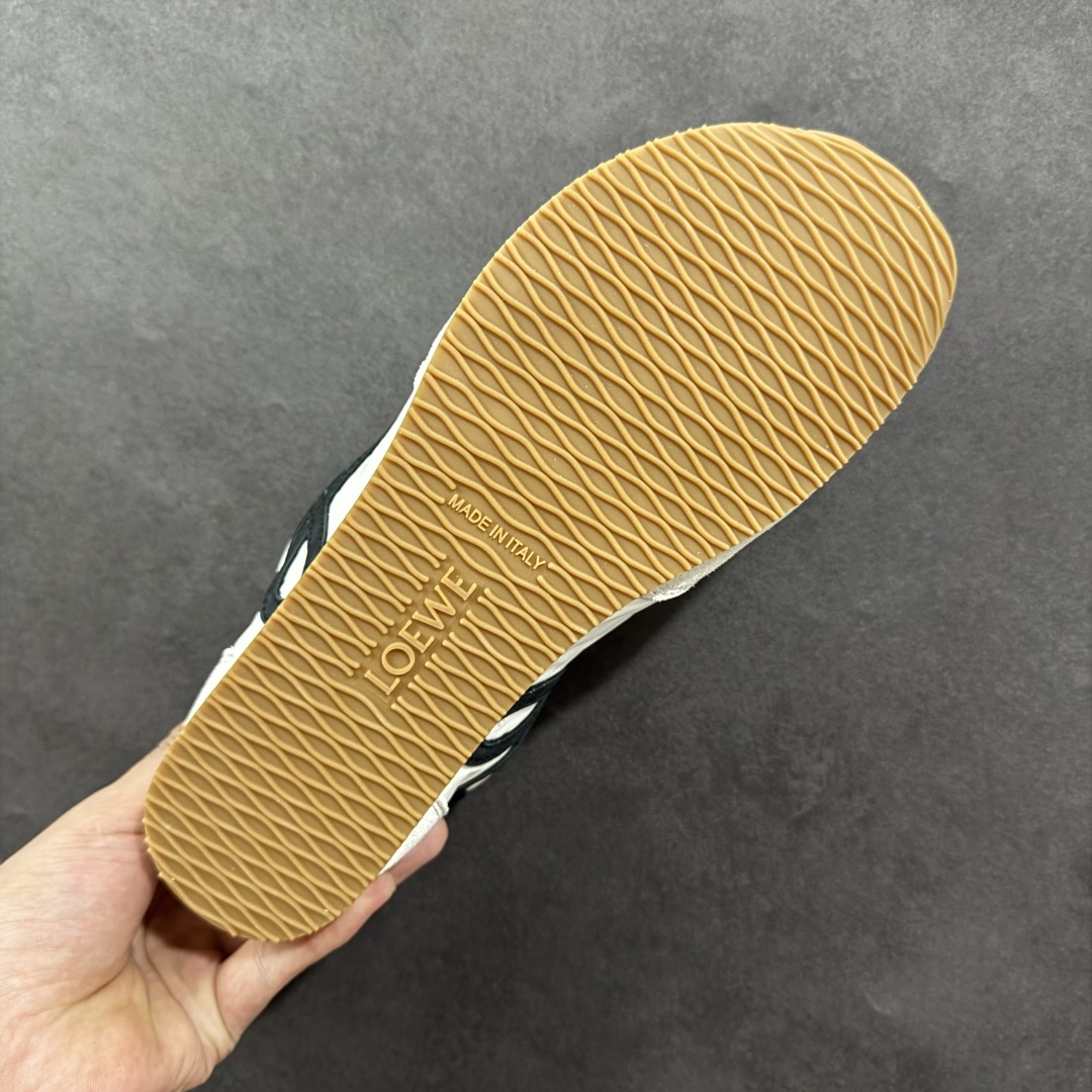 图片[9]-【PK版本】罗意威LOEWE 2025 | Ballet Runner2.0 新款芭蕾舞鞋 超级棒 不对称鞋头造型，作为LOEWE的标志性设计 超柔软，轻便且灵活的鞋底，新的波浪纹理橡胶外底，延伸至鞋头，升级的柔软皮革内衬和鞋床，提供最大舒适感，后跟有3D注塑橡胶徽标，真皮和皮料混搭彰显复古风格 内增高拼色德训鞋 阿甘鞋 小白鞋 拼色拼接鞋面 非常高级隐藏式小内增高 脚后跟设计新颖 柔软舒适 会被评为年度最舒适的暴走鞋 如履平地 原版细节 鞋面由进口麂皮 牛皮 原版布拼接 牛皮垫脚 原版定制磨具组合大底 原盒包装 内娱明星杨幂等众多同款上脚 小红书 一系列素材图 极具爆款。 尺码 36 37 38 39 40 41 42 43 44 45-选品中心