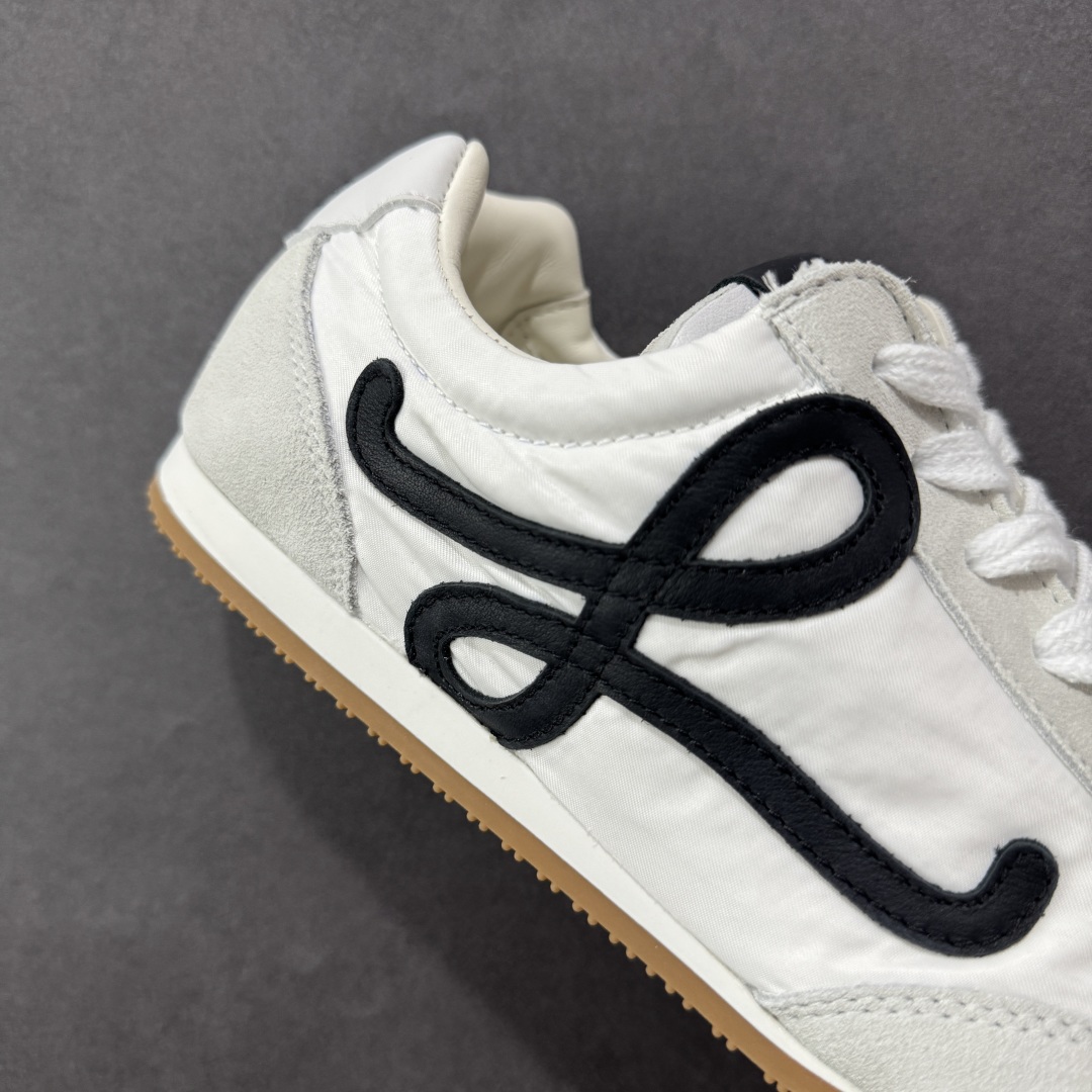 图片[6]-【PK版本】罗意威LOEWE 2025 | Ballet Runner2.0 新款芭蕾舞鞋 超级棒 不对称鞋头造型，作为LOEWE的标志性设计 超柔软，轻便且灵活的鞋底，新的波浪纹理橡胶外底，延伸至鞋头，升级的柔软皮革内衬和鞋床，提供最大舒适感，后跟有3D注塑橡胶徽标，真皮和皮料混搭彰显复古风格 内增高拼色德训鞋 阿甘鞋 小白鞋 拼色拼接鞋面 非常高级隐藏式小内增高 脚后跟设计新颖 柔软舒适 会被评为年度最舒适的暴走鞋 如履平地 原版细节 鞋面由进口麂皮 牛皮 原版布拼接 牛皮垫脚 原版定制磨具组合大底 原盒包装 内娱明星杨幂等众多同款上脚 小红书 一系列素材图 极具爆款。 尺码 36 37 38 39 40 41 42 43 44 45-选品中心