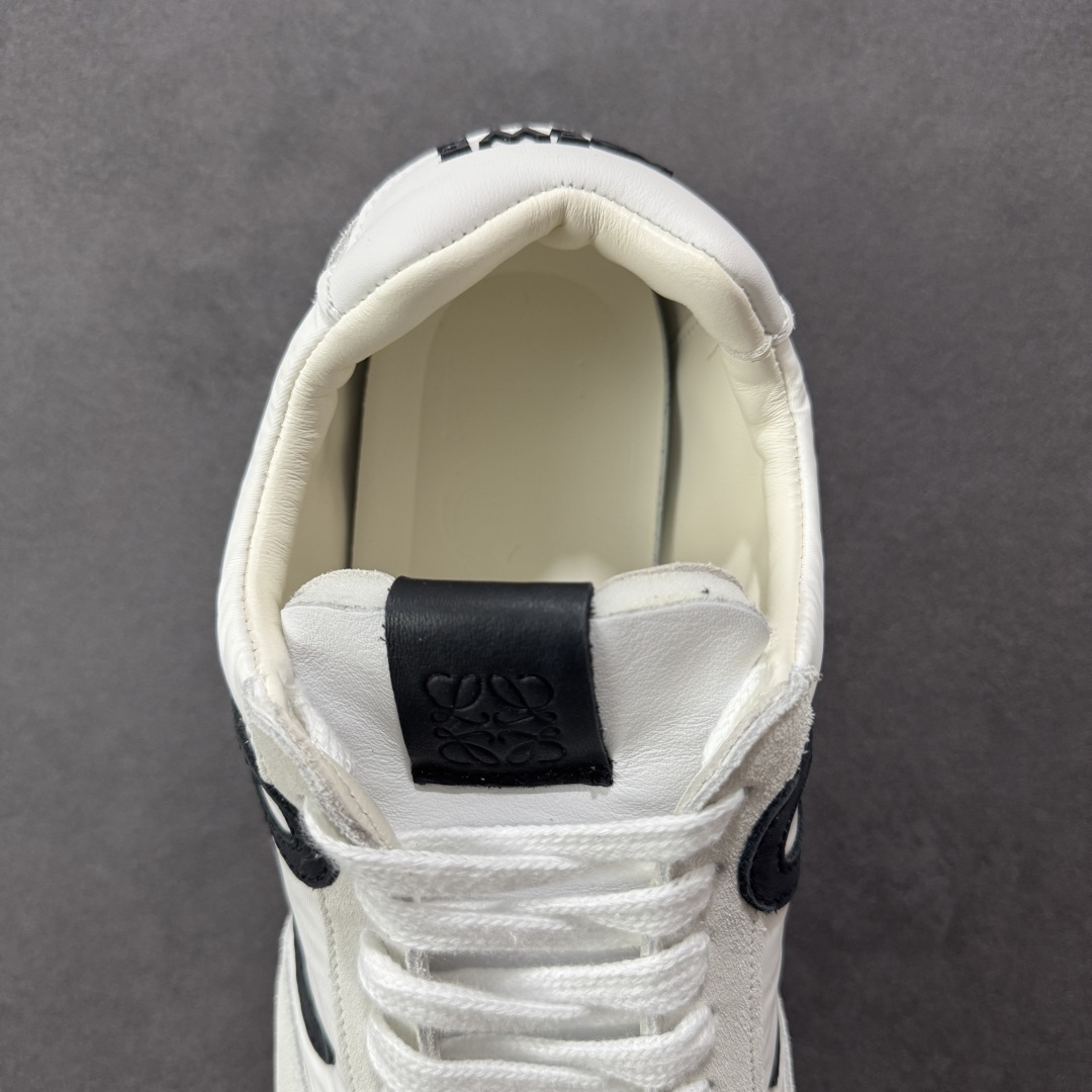 图片[7]-【PK版本】罗意威LOEWE 2025 | Ballet Runner2.0 新款芭蕾舞鞋 超级棒 不对称鞋头造型，作为LOEWE的标志性设计 超柔软，轻便且灵活的鞋底，新的波浪纹理橡胶外底，延伸至鞋头，升级的柔软皮革内衬和鞋床，提供最大舒适感，后跟有3D注塑橡胶徽标，真皮和皮料混搭彰显复古风格 内增高拼色德训鞋 阿甘鞋 小白鞋 拼色拼接鞋面 非常高级隐藏式小内增高 脚后跟设计新颖 柔软舒适 会被评为年度最舒适的暴走鞋 如履平地 原版细节 鞋面由进口麂皮 牛皮 原版布拼接 牛皮垫脚 原版定制磨具组合大底 原盒包装 内娱明星杨幂等众多同款上脚 小红书 一系列素材图 极具爆款。 尺码 36 37 38 39 40 41 42 43 44 45-选品中心