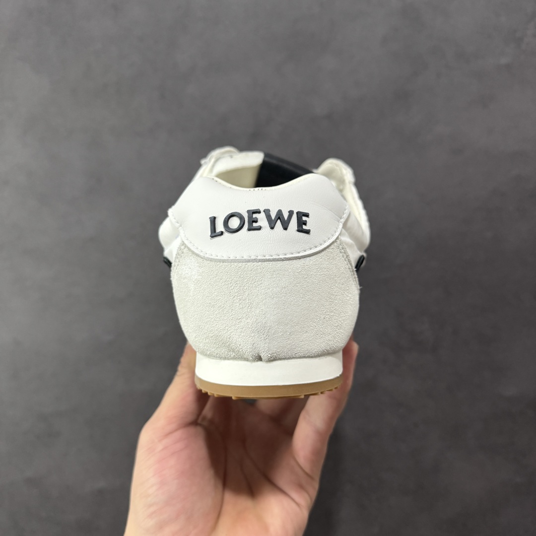 图片[4]-【PK版本】罗意威LOEWE 2025 | Ballet Runner2.0 新款芭蕾舞鞋 超级棒 不对称鞋头造型，作为LOEWE的标志性设计 超柔软，轻便且灵活的鞋底，新的波浪纹理橡胶外底，延伸至鞋头，升级的柔软皮革内衬和鞋床，提供最大舒适感，后跟有3D注塑橡胶徽标，真皮和皮料混搭彰显复古风格 内增高拼色德训鞋 阿甘鞋 小白鞋 拼色拼接鞋面 非常高级隐藏式小内增高 脚后跟设计新颖 柔软舒适 会被评为年度最舒适的暴走鞋 如履平地 原版细节 鞋面由进口麂皮 牛皮 原版布拼接 牛皮垫脚 原版定制磨具组合大底 原盒包装 内娱明星杨幂等众多同款上脚 小红书 一系列素材图 极具爆款。 尺码 36 37 38 39 40 41 42 43 44 45-选品中心