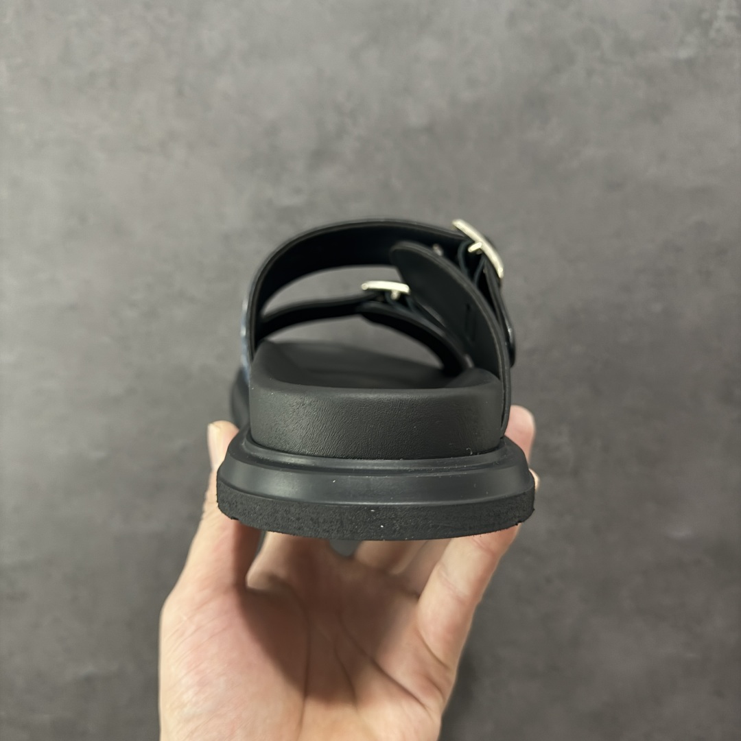 图片[4]-【X1版本】东莞大厂原版开发 顶级版本 24s新款官网首发 Dior 迪奥 Aqua 圆头平底 牛仔字母印花一字拖鞋 5色出货 现货独家供应‼ Dior 迪奥银色CD 扣图案重新诠释 灵感源自 Dior 档案。搭配“DIOR”标志和同色调凹口鞋底 可与短裤或牛仔裤轻松搭配，打造精致造型。 尺码：38 39 40 41 42 43 44 45 46-选品中心