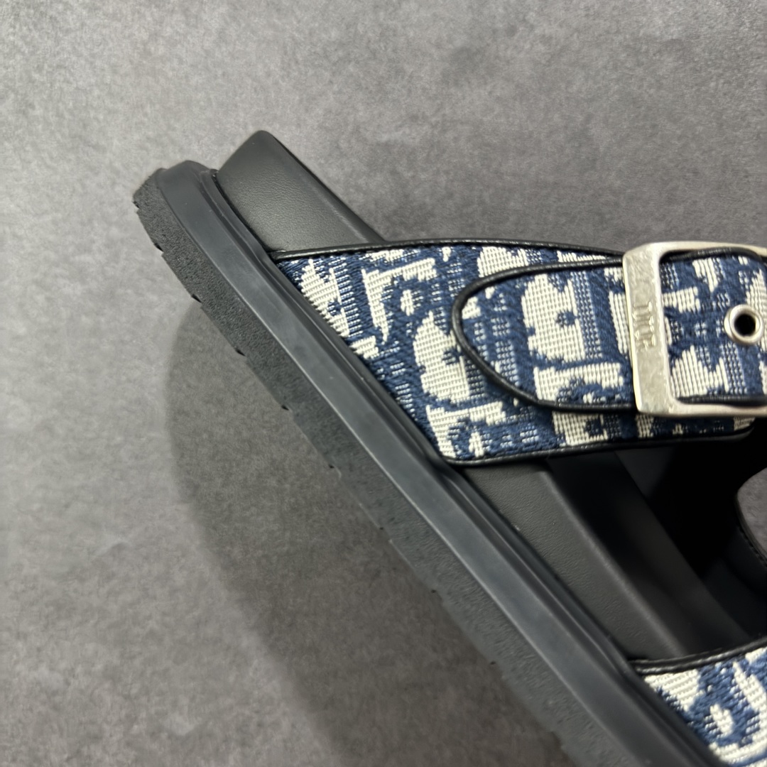 图片[6]-【X1版本】东莞大厂原版开发 顶级版本 24s新款官网首发 Dior 迪奥 Aqua 圆头平底 牛仔字母印花一字拖鞋 5色出货 现货独家供应‼ Dior 迪奥银色CD 扣图案重新诠释 灵感源自 Dior 档案。搭配“DIOR”标志和同色调凹口鞋底 可与短裤或牛仔裤轻松搭配，打造精致造型。 尺码：38 39 40 41 42 43 44 45 46-选品中心