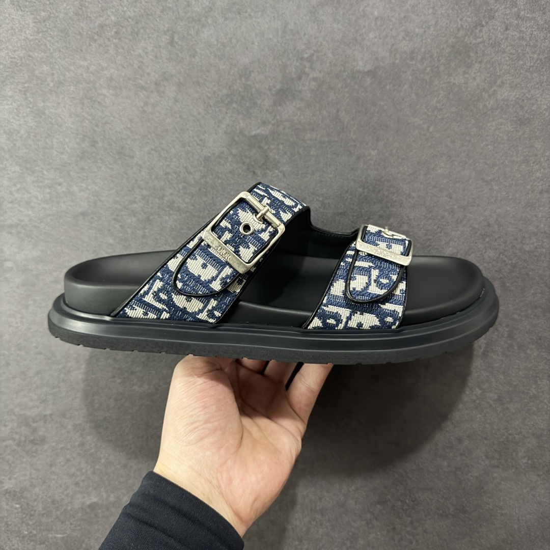 【X1版本】东莞大厂原版开发 顶级版本 24s新款官网首发 Dior 迪奥 Aqua 圆头平底 牛仔字母印花一字拖鞋 5色出货 现货独家供应‼ Dior 迪奥银色CD 扣图案重新诠释 灵感源自 Dior 档案。搭配“DIOR”标志和同色调凹口鞋底 可与短裤或牛仔裤轻松搭配,打造精致造型。 尺码:38 39 40 41 42 43 44 45 46-选品中心