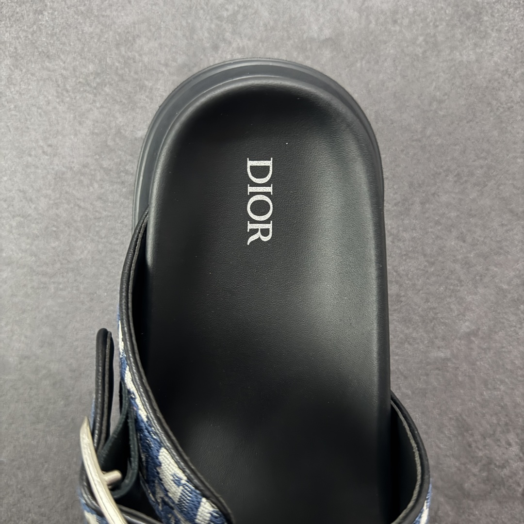 图片[7]-【X1版本】东莞大厂原版开发 顶级版本 24s新款官网首发 Dior 迪奥 Aqua 圆头平底 牛仔字母印花一字拖鞋 5色出货 现货独家供应‼ Dior 迪奥银色CD 扣图案重新诠释 灵感源自 Dior 档案。搭配“DIOR”标志和同色调凹口鞋底 可与短裤或牛仔裤轻松搭配，打造精致造型。 尺码：38 39 40 41 42 43 44 45 46-选品中心