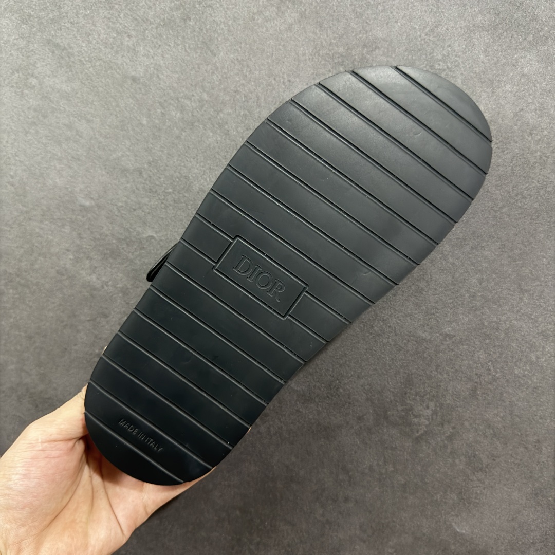 图片[9]-【X1版本】东莞大厂原版开发 顶级版本 24s新款官网首发 Dior 迪奥 Aqua 圆头平底 牛仔字母印花一字拖鞋 5色出货 现货独家供应‼ Dior 迪奥银色CD 扣图案重新诠释 灵感源自 Dior 档案。搭配“DIOR”标志和同色调凹口鞋底 可与短裤或牛仔裤轻松搭配，打造精致造型。 尺码：38 39 40 41 42 43 44 45 46-选品中心