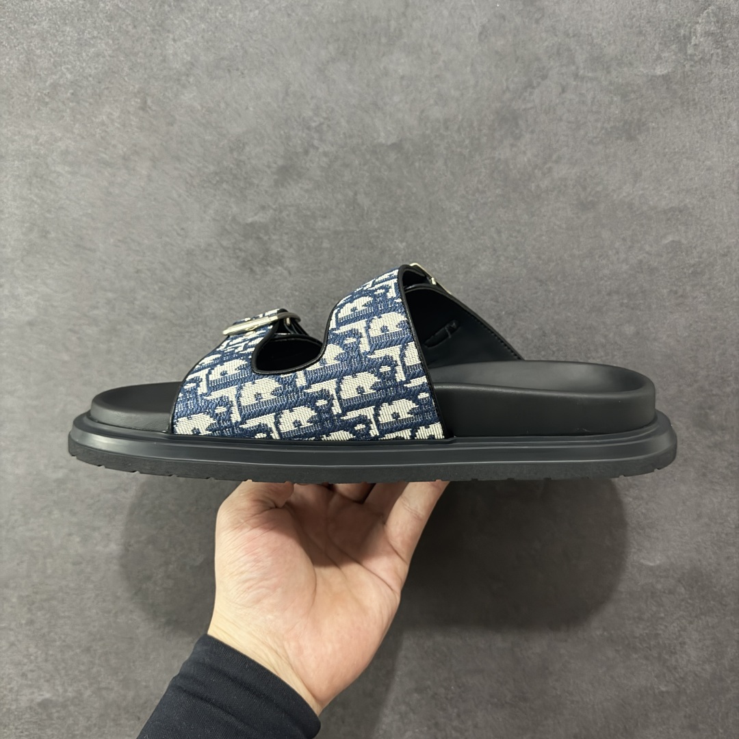 图片[2]-【X1版本】东莞大厂原版开发 顶级版本 24s新款官网首发 Dior 迪奥 Aqua 圆头平底 牛仔字母印花一字拖鞋 5色出货 现货独家供应‼ Dior 迪奥银色CD 扣图案重新诠释 灵感源自 Dior 档案。搭配“DIOR”标志和同色调凹口鞋底 可与短裤或牛仔裤轻松搭配，打造精致造型。 尺码：38 39 40 41 42 43 44 45 46-选品中心