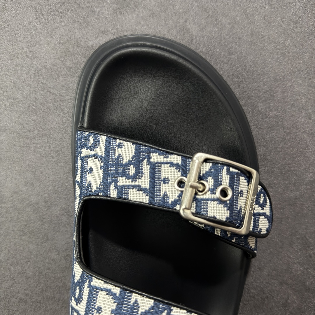 图片[8]-【X1版本】东莞大厂原版开发 顶级版本 24s新款官网首发 Dior 迪奥 Aqua 圆头平底 牛仔字母印花一字拖鞋 5色出货 现货独家供应‼ Dior 迪奥银色CD 扣图案重新诠释 灵感源自 Dior 档案。搭配“DIOR”标志和同色调凹口鞋底 可与短裤或牛仔裤轻松搭配，打造精致造型。 尺码：38 39 40 41 42 43 44 45 46-选品中心