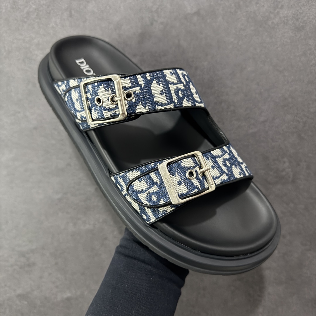 图片[3]-【X1版本】东莞大厂原版开发 顶级版本 24s新款官网首发 Dior 迪奥 Aqua 圆头平底 牛仔字母印花一字拖鞋 5色出货 现货独家供应‼ Dior 迪奥银色CD 扣图案重新诠释 灵感源自 Dior 档案。搭配“DIOR”标志和同色调凹口鞋底 可与短裤或牛仔裤轻松搭配，打造精致造型。 尺码：38 39 40 41 42 43 44 45 46-选品中心