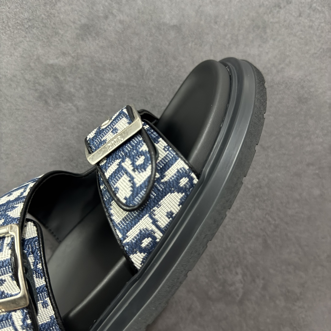 图片[5]-【X1版本】东莞大厂原版开发 顶级版本 24s新款官网首发 Dior 迪奥 Aqua 圆头平底 牛仔字母印花一字拖鞋 5色出货 现货独家供应‼ Dior 迪奥银色CD 扣图案重新诠释 灵感源自 Dior 档案。搭配“DIOR”标志和同色调凹口鞋底 可与短裤或牛仔裤轻松搭配，打造精致造型。 尺码：38 39 40 41 42 43 44 45 46-选品中心