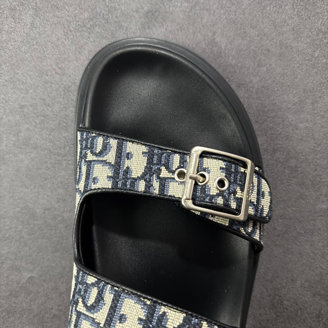 图片[8]-【X1版本】东莞大厂原版开发 顶级版本 24s新款官网首发 Dior 迪奥 Aqua 圆头平底 牛仔字母印花一字拖鞋 5色出货 现货独家供应‼ Dior 迪奥银色CD 扣图案重新诠释 灵感源自 Dior 档案。搭配“DIOR”标志和同色调凹口鞋底 可与短裤或牛仔裤轻松搭配，打造精致造型。 尺码：38 39 40 41 42 43 44 45 46-选品中心