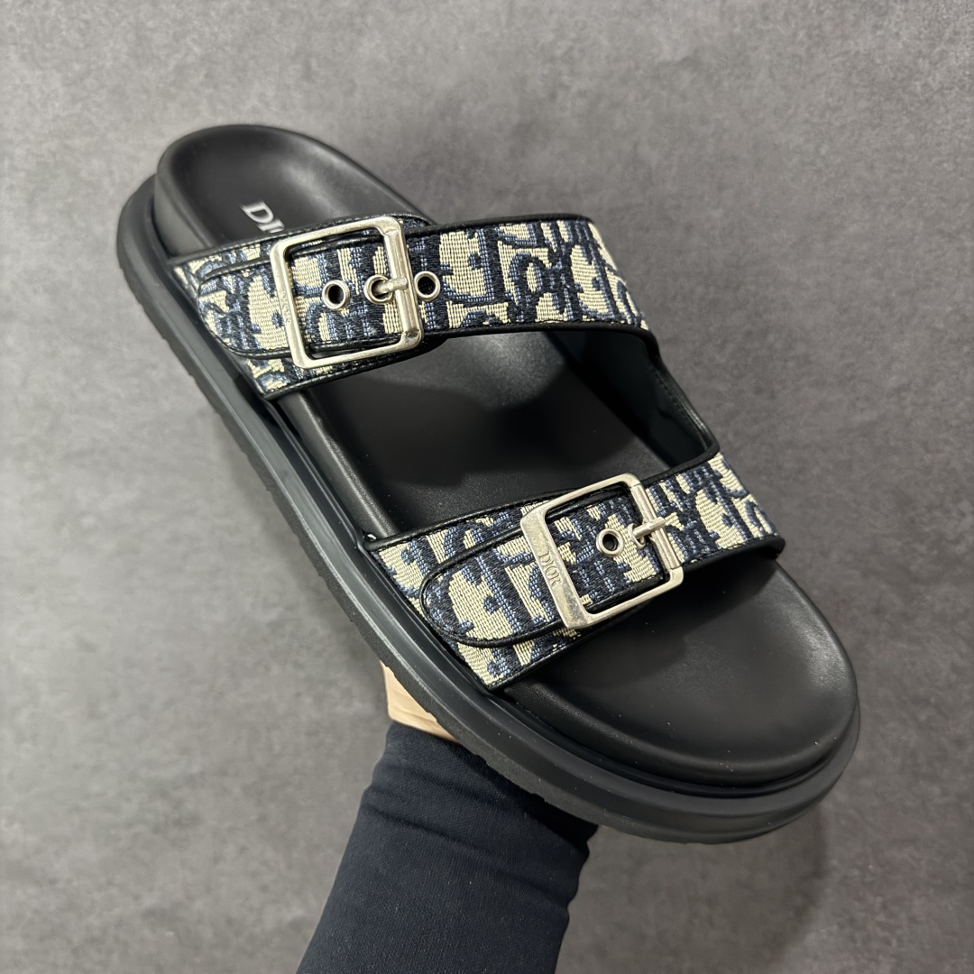 图片[3]-【X1版本】东莞大厂原版开发 顶级版本 24s新款官网首发 Dior 迪奥 Aqua 圆头平底 牛仔字母印花一字拖鞋 5色出货 现货独家供应‼ Dior 迪奥银色CD 扣图案重新诠释 灵感源自 Dior 档案。搭配“DIOR”标志和同色调凹口鞋底 可与短裤或牛仔裤轻松搭配，打造精致造型。 尺码：38 39 40 41 42 43 44 45 46-选品中心