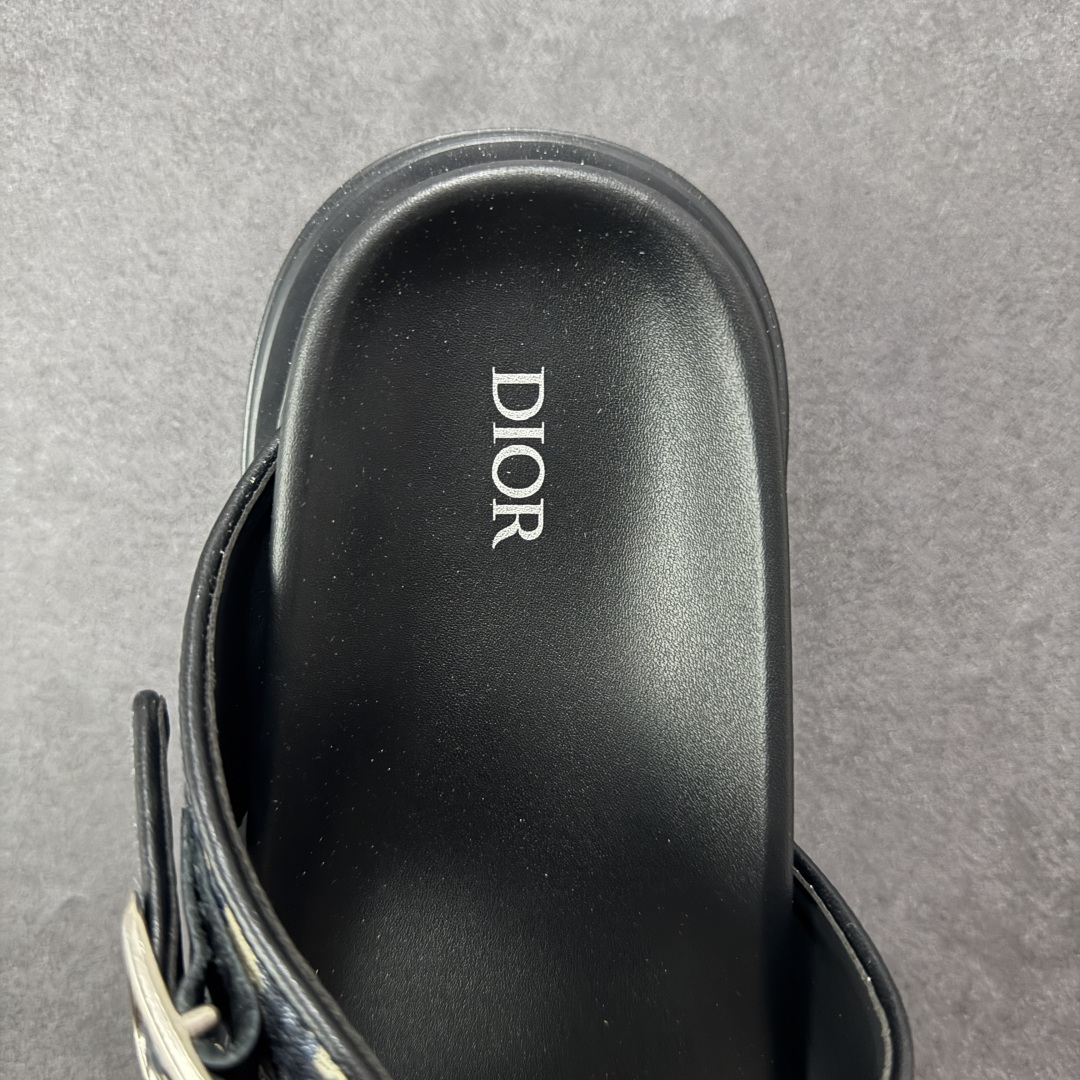 图片[7]-【X1版本】东莞大厂原版开发 顶级版本 24s新款官网首发 Dior 迪奥 Aqua 圆头平底 牛仔字母印花一字拖鞋 5色出货 现货独家供应‼ Dior 迪奥银色CD 扣图案重新诠释 灵感源自 Dior 档案。搭配“DIOR”标志和同色调凹口鞋底 可与短裤或牛仔裤轻松搭配，打造精致造型。 尺码：38 39 40 41 42 43 44 45 46-选品中心