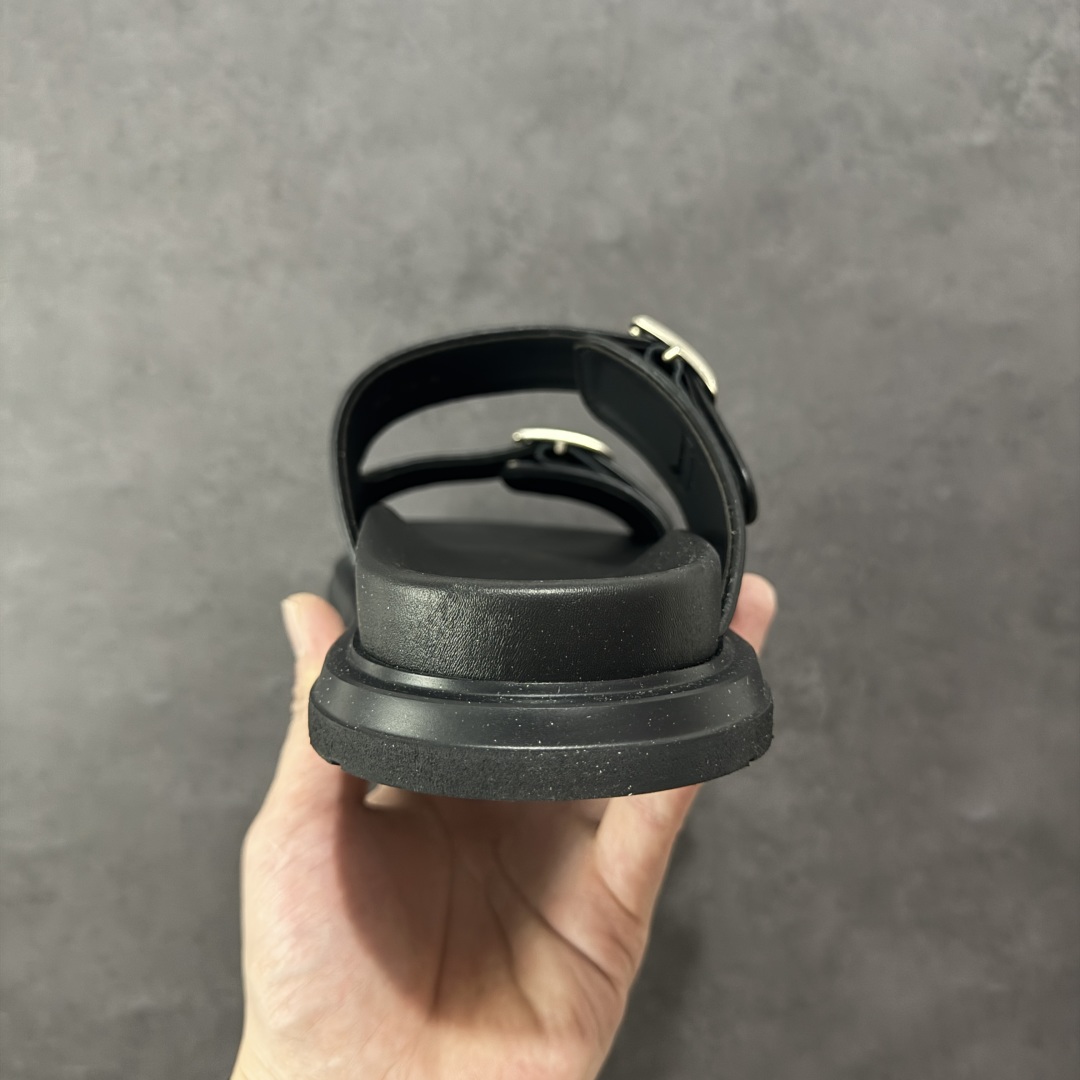 图片[4]-【X1版本】东莞大厂原版开发 顶级版本 24s新款官网首发 Dior 迪奥 Aqua 圆头平底 牛仔字母印花一字拖鞋 5色出货 现货独家供应‼ Dior 迪奥银色CD 扣图案重新诠释 灵感源自 Dior 档案。搭配“DIOR”标志和同色调凹口鞋底 可与短裤或牛仔裤轻松搭配，打造精致造型。 尺码：38 39 40 41 42 43 44 45 46-选品中心