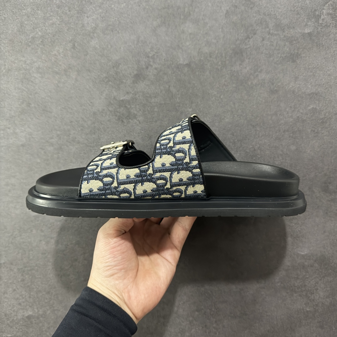 图片[2]-【X1版本】东莞大厂原版开发 顶级版本 24s新款官网首发 Dior 迪奥 Aqua 圆头平底 牛仔字母印花一字拖鞋 5色出货 现货独家供应‼ Dior 迪奥银色CD 扣图案重新诠释 灵感源自 Dior 档案。搭配“DIOR”标志和同色调凹口鞋底 可与短裤或牛仔裤轻松搭配，打造精致造型。 尺码：38 39 40 41 42 43 44 45 46-选品中心