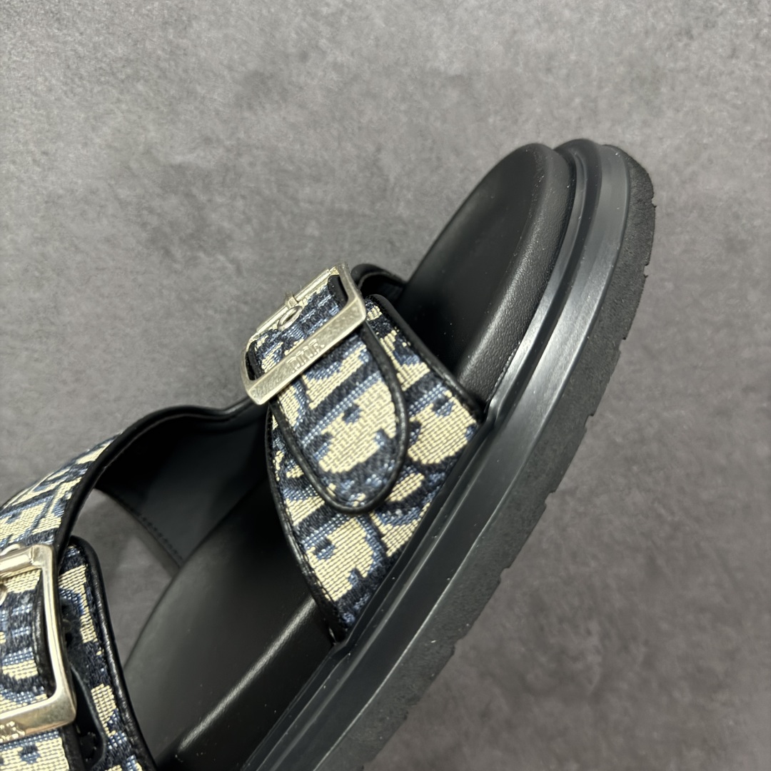 图片[5]-【X1版本】东莞大厂原版开发 顶级版本 24s新款官网首发 Dior 迪奥 Aqua 圆头平底 牛仔字母印花一字拖鞋 5色出货 现货独家供应‼ Dior 迪奥银色CD 扣图案重新诠释 灵感源自 Dior 档案。搭配“DIOR”标志和同色调凹口鞋底 可与短裤或牛仔裤轻松搭配，打造精致造型。 尺码：38 39 40 41 42 43 44 45 46-选品中心