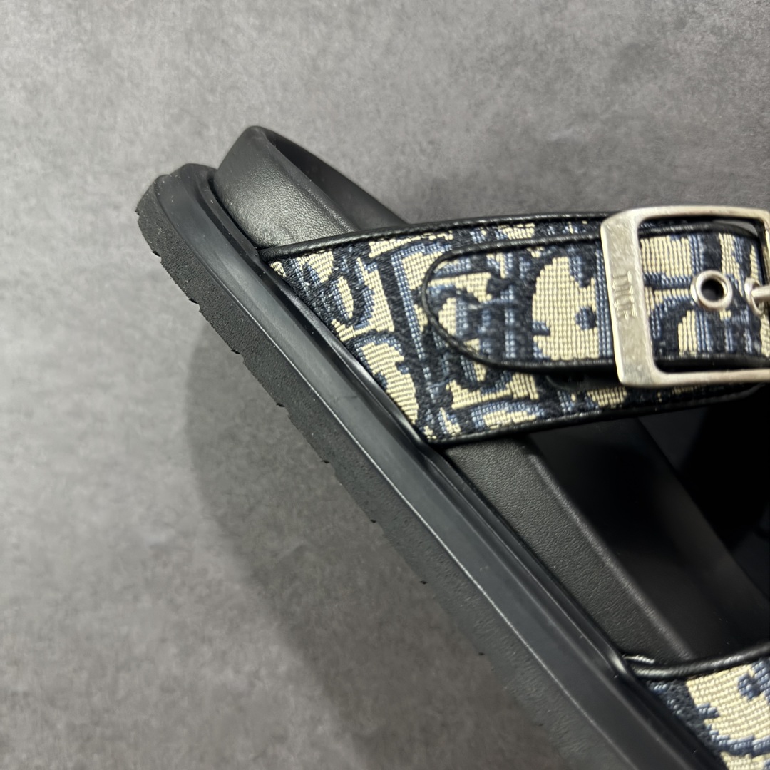 图片[6]-【X1版本】东莞大厂原版开发 顶级版本 24s新款官网首发 Dior 迪奥 Aqua 圆头平底 牛仔字母印花一字拖鞋 5色出货 现货独家供应‼ Dior 迪奥银色CD 扣图案重新诠释 灵感源自 Dior 档案。搭配“DIOR”标志和同色调凹口鞋底 可与短裤或牛仔裤轻松搭配，打造精致造型。 尺码：38 39 40 41 42 43 44 45 46-选品中心