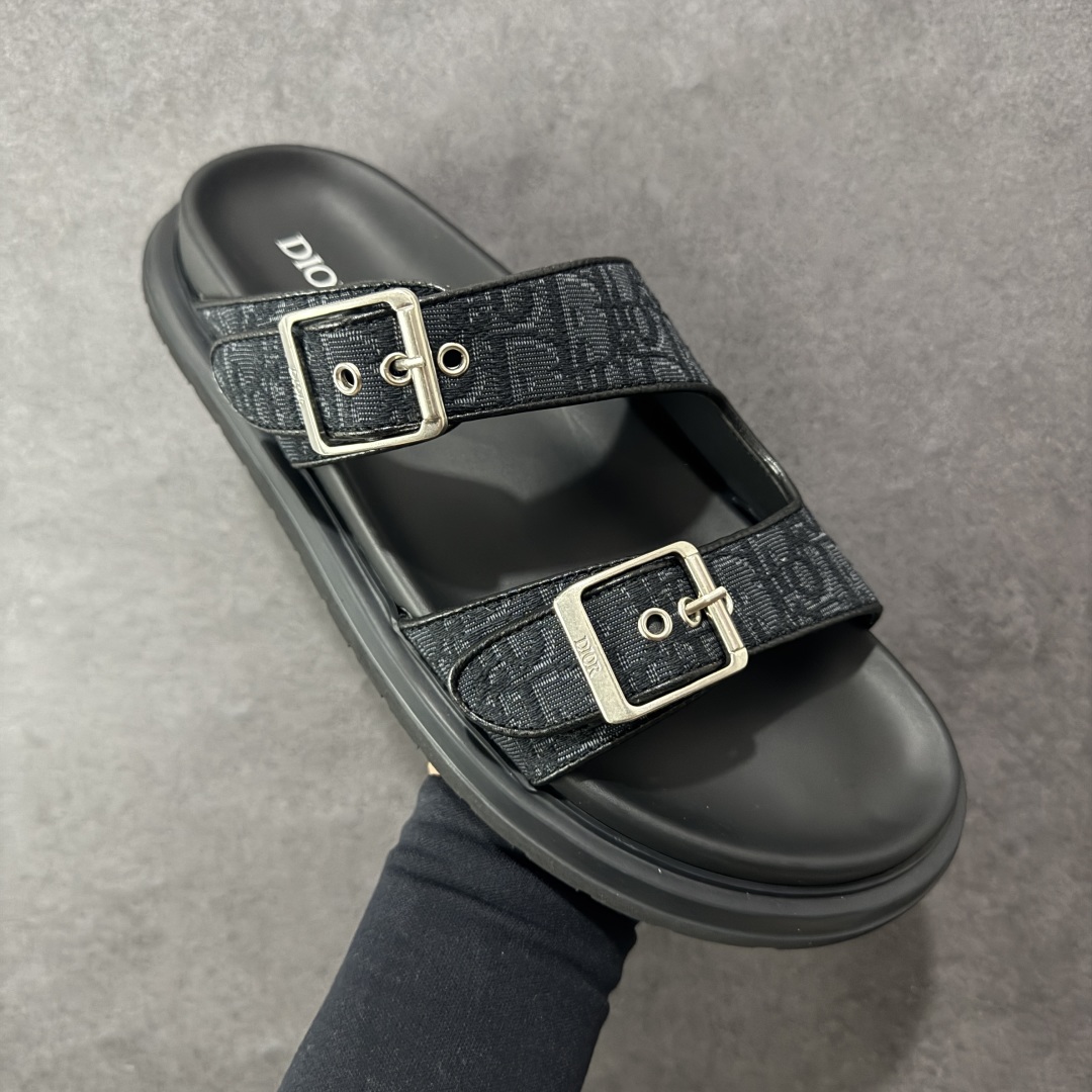 图片[3]-【X1版本】东莞大厂原版开发 顶级版本 24s新款官网首发 Dior 迪奥 Aqua 圆头平底 牛仔字母印花一字拖鞋 5色出货 现货独家供应‼ Dior 迪奥银色CD 扣图案重新诠释 灵感源自 Dior 档案。搭配“DIOR”标志和同色调凹口鞋底 可与短裤或牛仔裤轻松搭配，打造精致造型。 尺码：38 39 40 41 42 43 44 45 46-选品中心