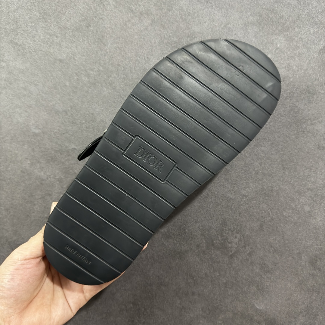 图片[9]-【X1版本】东莞大厂原版开发 顶级版本 24s新款官网首发 Dior 迪奥 Aqua 圆头平底 牛仔字母印花一字拖鞋 5色出货 现货独家供应‼ Dior 迪奥银色CD 扣图案重新诠释 灵感源自 Dior 档案。搭配“DIOR”标志和同色调凹口鞋底 可与短裤或牛仔裤轻松搭配，打造精致造型。 尺码：38 39 40 41 42 43 44 45 46-选品中心