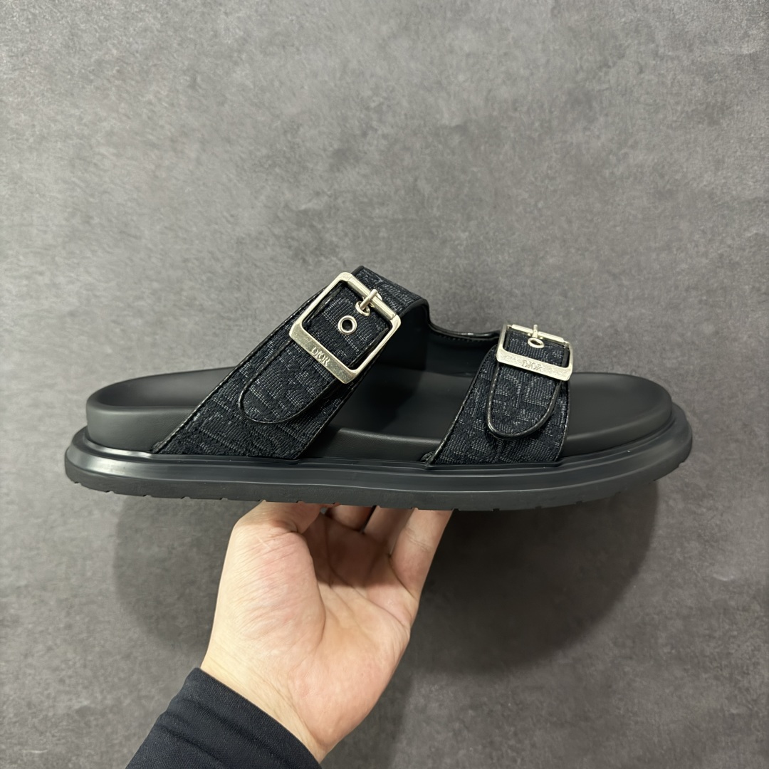 【X1版本】东莞大厂原版开发 顶级版本 24s新款官网首发 Dior 迪奥 Aqua 圆头平底 牛仔字母印花一字拖鞋 5色出货 现货独家供应‼ Dior 迪奥银色CD 扣图案重新诠释 灵感源自 Dior 档案。搭配“DIOR”标志和同色调凹口鞋底 可与短裤或牛仔裤轻松搭配,打造精致造型。 尺码:38 39 40 41 42 43 44 45 46-选品中心