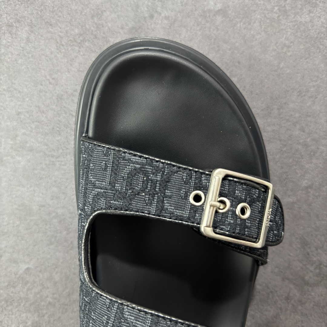 图片[8]-【X1版本】东莞大厂原版开发 顶级版本 24s新款官网首发 Dior 迪奥 Aqua 圆头平底 牛仔字母印花一字拖鞋 5色出货 现货独家供应‼ Dior 迪奥银色CD 扣图案重新诠释 灵感源自 Dior 档案。搭配“DIOR”标志和同色调凹口鞋底 可与短裤或牛仔裤轻松搭配，打造精致造型。 尺码：38 39 40 41 42 43 44 45 46-选品中心