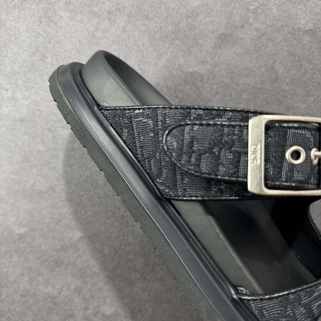 图片[6]-【X1版本】东莞大厂原版开发 顶级版本 24s新款官网首发 Dior 迪奥 Aqua 圆头平底 牛仔字母印花一字拖鞋 5色出货 现货独家供应‼ Dior 迪奥银色CD 扣图案重新诠释 灵感源自 Dior 档案。搭配“DIOR”标志和同色调凹口鞋底 可与短裤或牛仔裤轻松搭配，打造精致造型。 尺码：38 39 40 41 42 43 44 45 46-选品中心