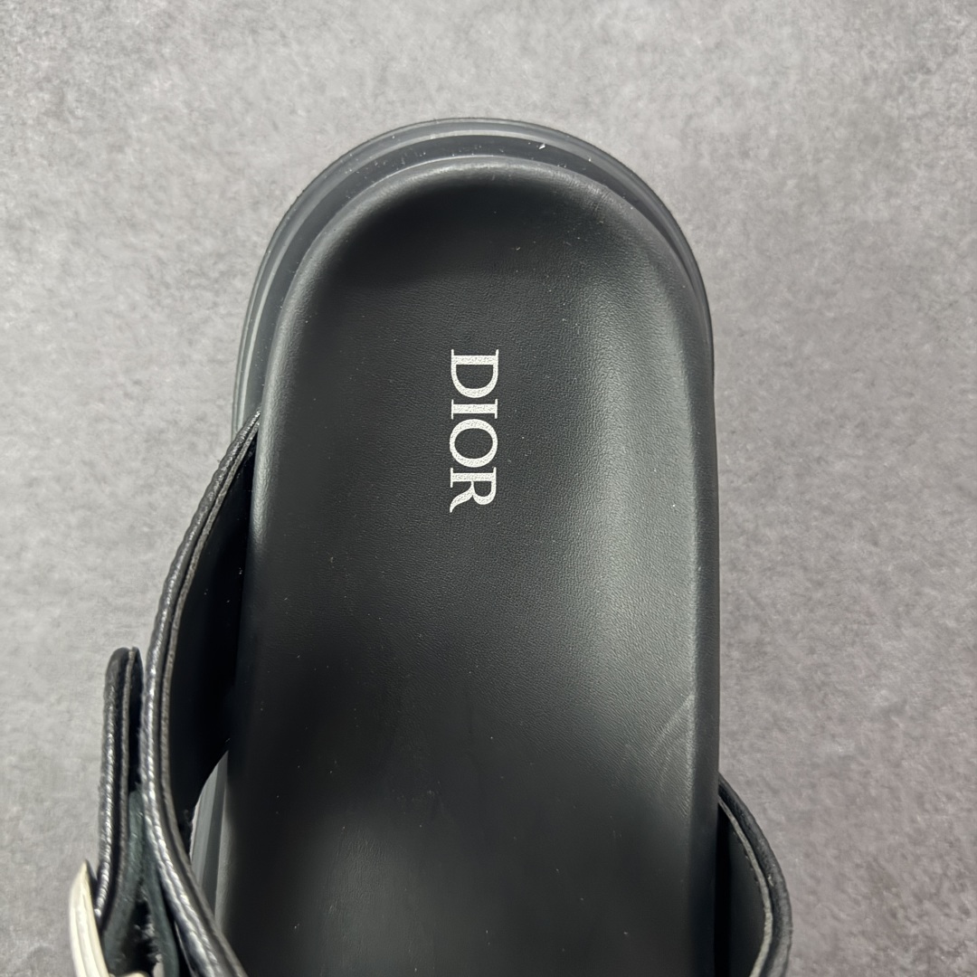 图片[7]-【X1版本】东莞大厂原版开发 顶级版本 24s新款官网首发 Dior 迪奥 Aqua 圆头平底 牛仔字母印花一字拖鞋 5色出货 现货独家供应‼ Dior 迪奥银色CD 扣图案重新诠释 灵感源自 Dior 档案。搭配“DIOR”标志和同色调凹口鞋底 可与短裤或牛仔裤轻松搭配，打造精致造型。 尺码：38 39 40 41 42 43 44 45 46-选品中心