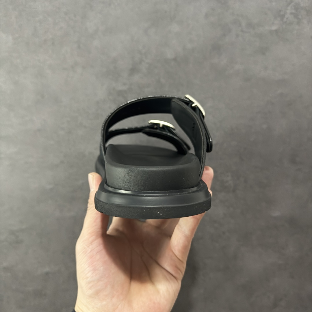 图片[4]-【X1版本】东莞大厂原版开发 顶级版本 24s新款官网首发 Dior 迪奥 Aqua 圆头平底 牛仔字母印花一字拖鞋 5色出货 现货独家供应‼ Dior 迪奥银色CD 扣图案重新诠释 灵感源自 Dior 档案。搭配“DIOR”标志和同色调凹口鞋底 可与短裤或牛仔裤轻松搭配，打造精致造型。 尺码：38 39 40 41 42 43 44 45 46-选品中心