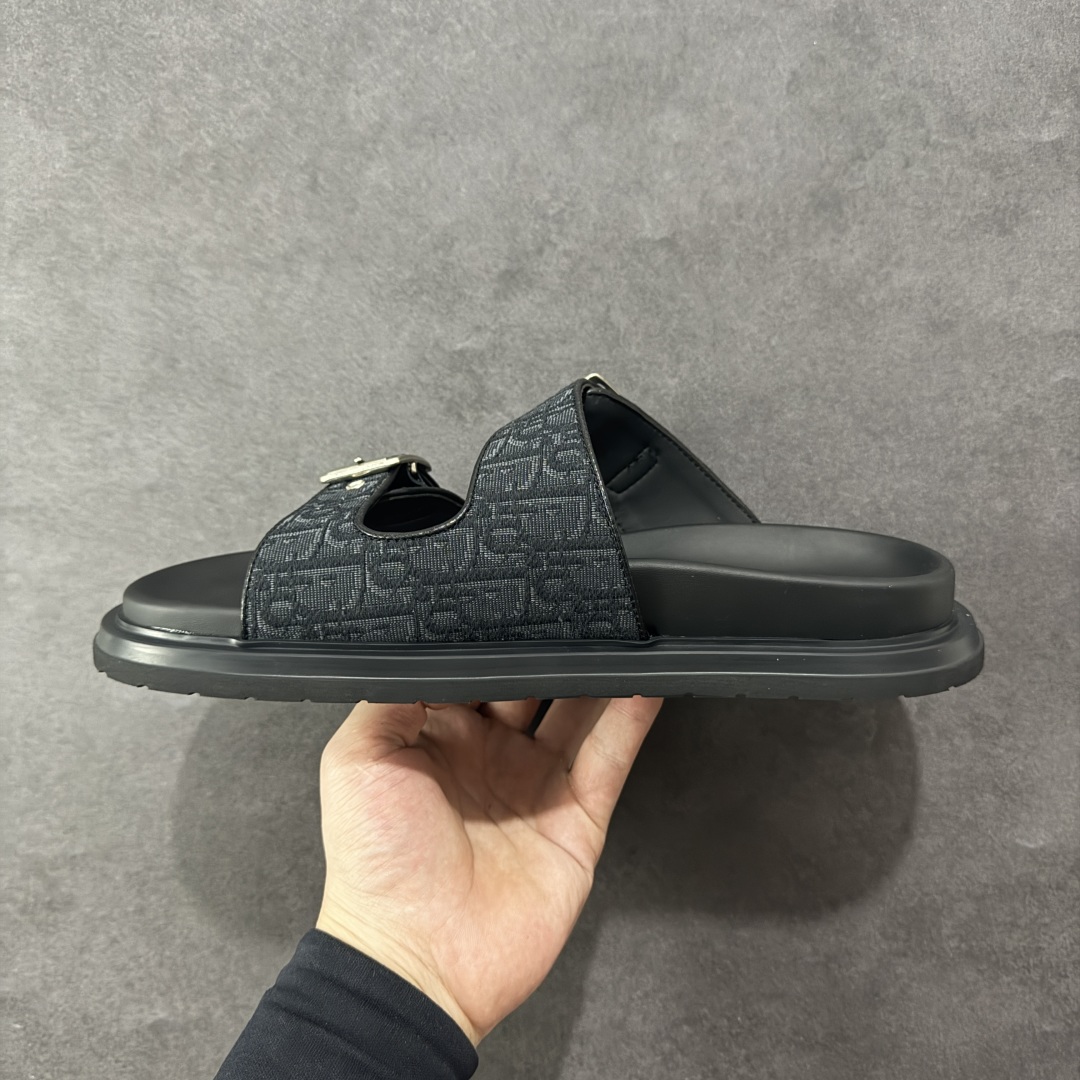 图片[2]-【X1版本】东莞大厂原版开发 顶级版本 24s新款官网首发 Dior 迪奥 Aqua 圆头平底 牛仔字母印花一字拖鞋 5色出货 现货独家供应‼ Dior 迪奥银色CD 扣图案重新诠释 灵感源自 Dior 档案。搭配“DIOR”标志和同色调凹口鞋底 可与短裤或牛仔裤轻松搭配，打造精致造型。 尺码：38 39 40 41 42 43 44 45 46-选品中心