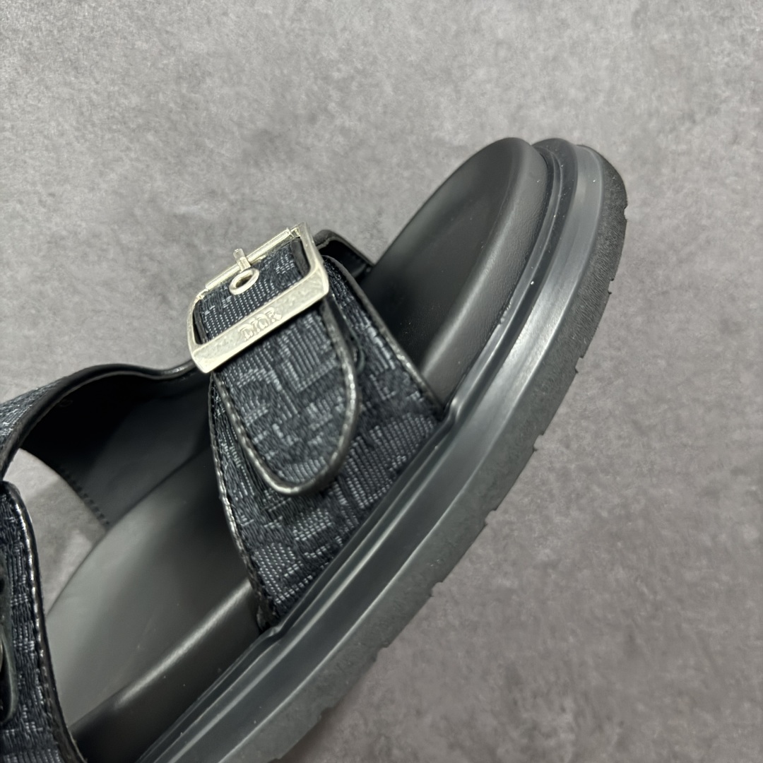 图片[5]-【X1版本】东莞大厂原版开发 顶级版本 24s新款官网首发 Dior 迪奥 Aqua 圆头平底 牛仔字母印花一字拖鞋 5色出货 现货独家供应‼ Dior 迪奥银色CD 扣图案重新诠释 灵感源自 Dior 档案。搭配“DIOR”标志和同色调凹口鞋底 可与短裤或牛仔裤轻松搭配，打造精致造型。 尺码：38 39 40 41 42 43 44 45 46-选品中心