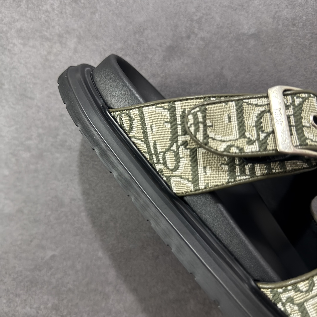 图片[6]-【X1版本】东莞大厂原版开发 顶级版本 24s新款官网首发 Dior 迪奥 Aqua 圆头平底 牛仔字母印花一字拖鞋 5色出货 现货独家供应‼ Dior 迪奥银色CD 扣图案重新诠释 灵感源自 Dior 档案。搭配“DIOR”标志和同色调凹口鞋底 可与短裤或牛仔裤轻松搭配，打造精致造型。 尺码：38 39 40 41 42 43 44 45 46-选品中心