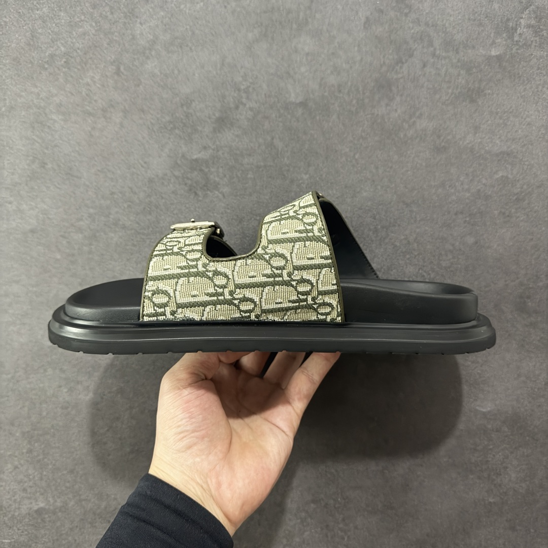 图片[2]-【X1版本】东莞大厂原版开发 顶级版本 24s新款官网首发 Dior 迪奥 Aqua 圆头平底 牛仔字母印花一字拖鞋 5色出货 现货独家供应‼ Dior 迪奥银色CD 扣图案重新诠释 灵感源自 Dior 档案。搭配“DIOR”标志和同色调凹口鞋底 可与短裤或牛仔裤轻松搭配，打造精致造型。 尺码：38 39 40 41 42 43 44 45 46-选品中心