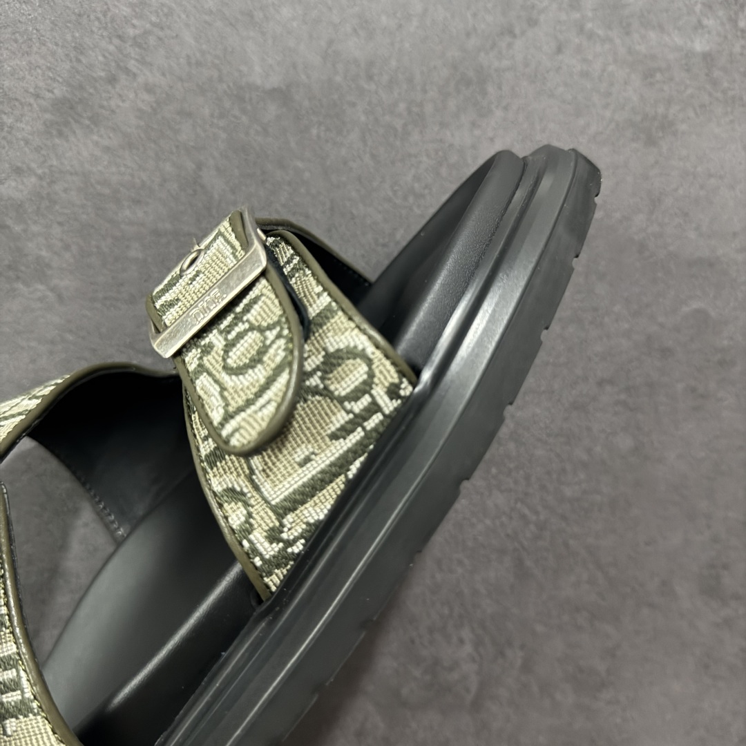 图片[5]-【X1版本】东莞大厂原版开发 顶级版本 24s新款官网首发 Dior 迪奥 Aqua 圆头平底 牛仔字母印花一字拖鞋 5色出货 现货独家供应‼ Dior 迪奥银色CD 扣图案重新诠释 灵感源自 Dior 档案。搭配“DIOR”标志和同色调凹口鞋底 可与短裤或牛仔裤轻松搭配，打造精致造型。 尺码：38 39 40 41 42 43 44 45 46-选品中心