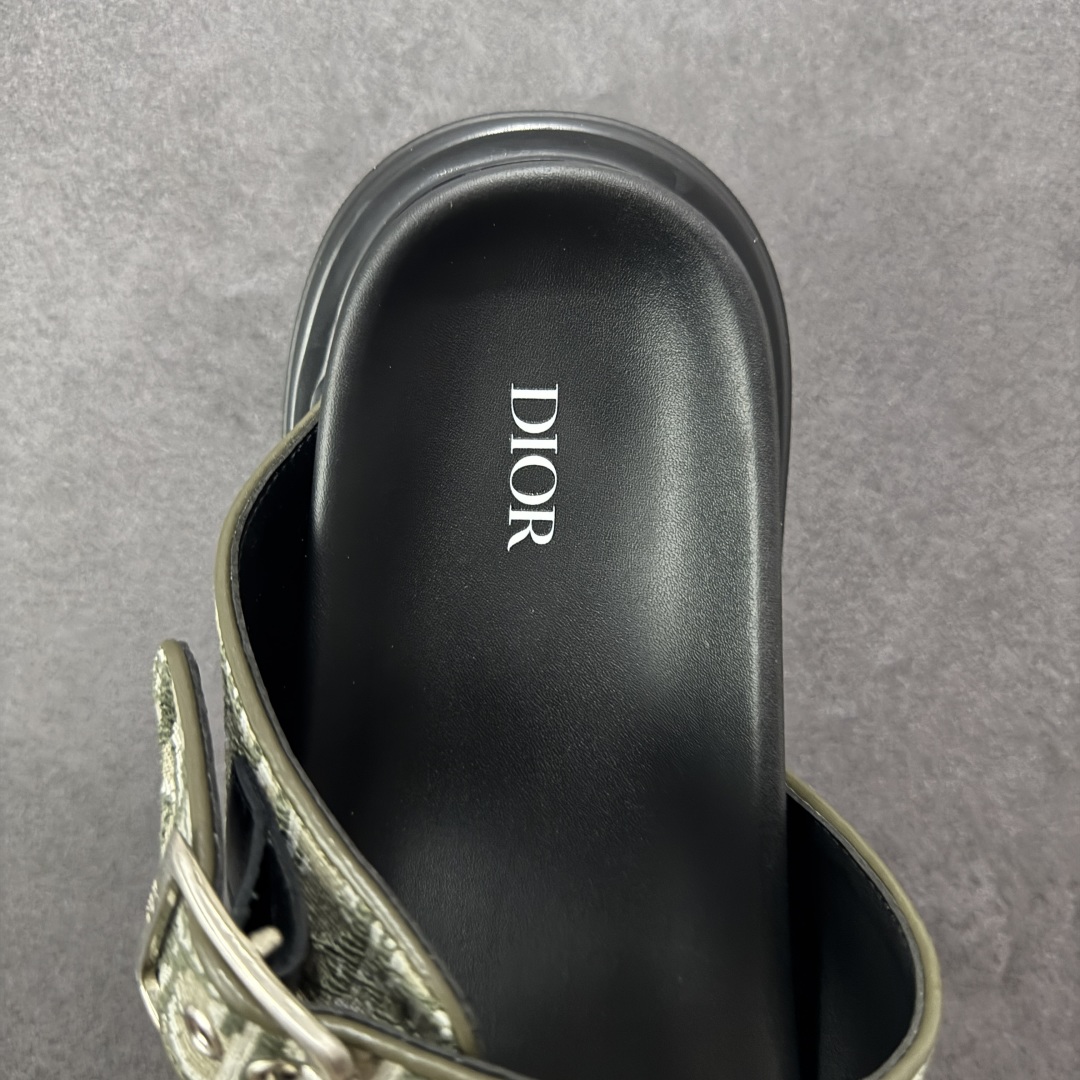 图片[7]-【X1版本】东莞大厂原版开发 顶级版本 24s新款官网首发 Dior 迪奥 Aqua 圆头平底 牛仔字母印花一字拖鞋 5色出货 现货独家供应‼ Dior 迪奥银色CD 扣图案重新诠释 灵感源自 Dior 档案。搭配“DIOR”标志和同色调凹口鞋底 可与短裤或牛仔裤轻松搭配，打造精致造型。 尺码：38 39 40 41 42 43 44 45 46-选品中心