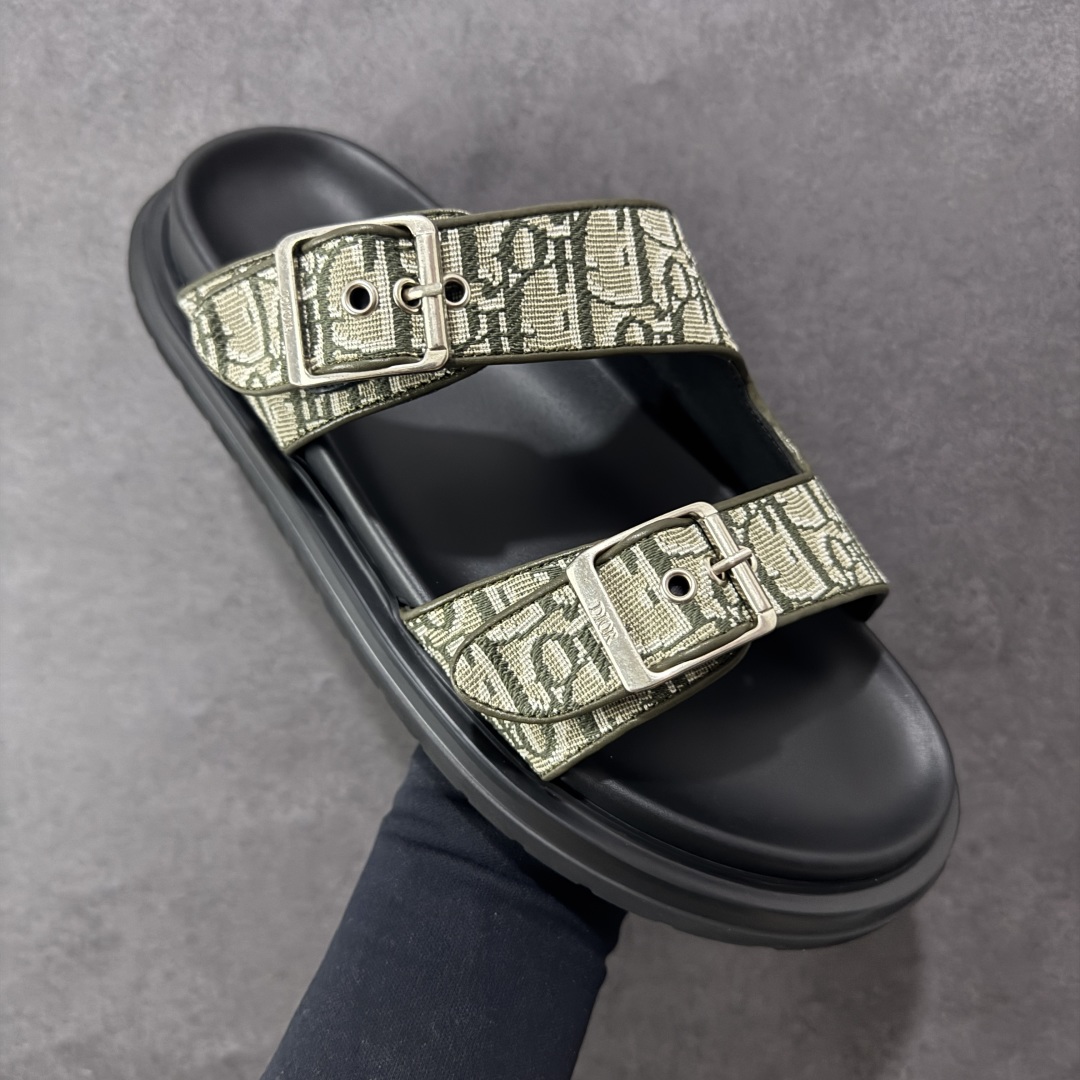 图片[3]-【X1版本】东莞大厂原版开发 顶级版本 24s新款官网首发 Dior 迪奥 Aqua 圆头平底 牛仔字母印花一字拖鞋 5色出货 现货独家供应‼ Dior 迪奥银色CD 扣图案重新诠释 灵感源自 Dior 档案。搭配“DIOR”标志和同色调凹口鞋底 可与短裤或牛仔裤轻松搭配，打造精致造型。 尺码：38 39 40 41 42 43 44 45 46-选品中心