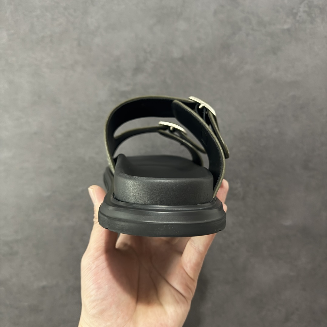 图片[4]-【X1版本】东莞大厂原版开发 顶级版本 24s新款官网首发 Dior 迪奥 Aqua 圆头平底 牛仔字母印花一字拖鞋 5色出货 现货独家供应‼ Dior 迪奥银色CD 扣图案重新诠释 灵感源自 Dior 档案。搭配“DIOR”标志和同色调凹口鞋底 可与短裤或牛仔裤轻松搭配，打造精致造型。 尺码：38 39 40 41 42 43 44 45 46-选品中心