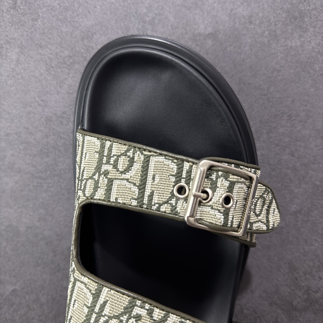 图片[8]-【X1版本】东莞大厂原版开发 顶级版本 24s新款官网首发 Dior 迪奥 Aqua 圆头平底 牛仔字母印花一字拖鞋 5色出货 现货独家供应‼ Dior 迪奥银色CD 扣图案重新诠释 灵感源自 Dior 档案。搭配“DIOR”标志和同色调凹口鞋底 可与短裤或牛仔裤轻松搭配，打造精致造型。 尺码：38 39 40 41 42 43 44 45 46-选品中心