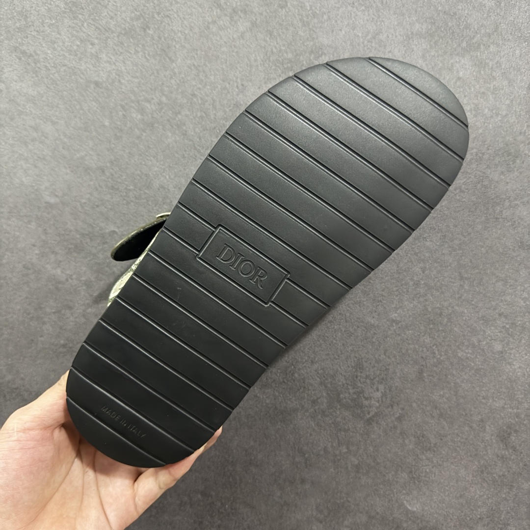 图片[9]-【X1版本】东莞大厂原版开发 顶级版本 24s新款官网首发 Dior 迪奥 Aqua 圆头平底 牛仔字母印花一字拖鞋 5色出货 现货独家供应‼ Dior 迪奥银色CD 扣图案重新诠释 灵感源自 Dior 档案。搭配“DIOR”标志和同色调凹口鞋底 可与短裤或牛仔裤轻松搭配，打造精致造型。 尺码：38 39 40 41 42 43 44 45 46-选品中心