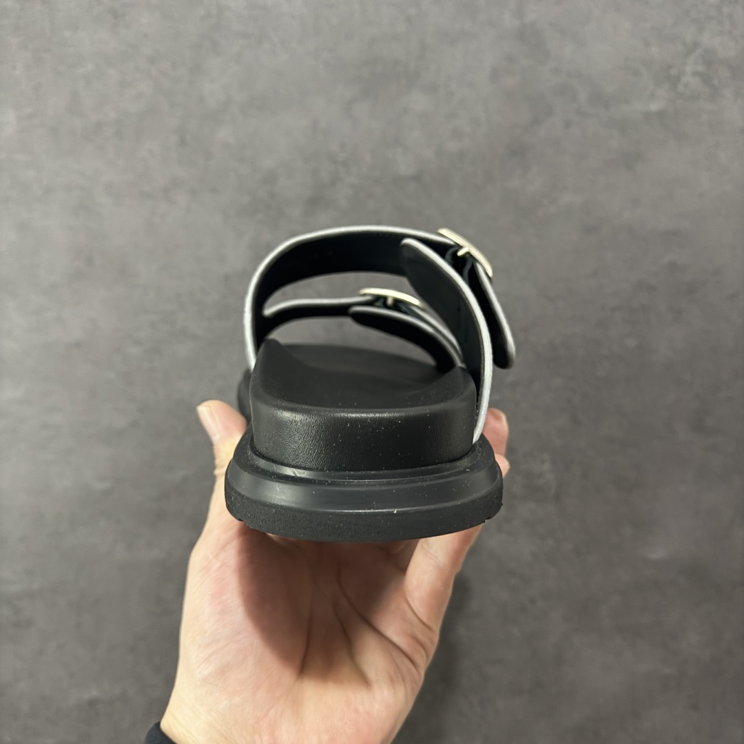 图片[4]-【X1版本】东莞大厂原版开发 顶级版本 24s新款官网首发 Dior 迪奥 Aqua 圆头平底 牛仔字母印花一字拖鞋 5色出货 现货独家供应‼ Dior 迪奥银色CD 扣图案重新诠释 灵感源自 Dior 档案。搭配“DIOR”标志和同色调凹口鞋底 可与短裤或牛仔裤轻松搭配，打造精致造型。 尺码：38 39 40 41 42 43 44 45 46-选品中心