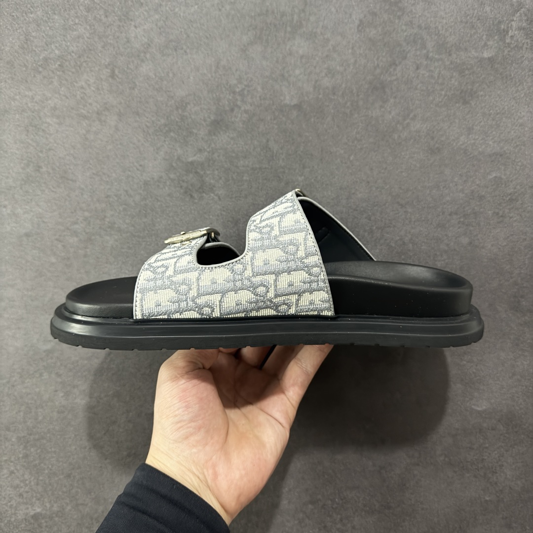 图片[2]-【X1版本】东莞大厂原版开发 顶级版本 24s新款官网首发 Dior 迪奥 Aqua 圆头平底 牛仔字母印花一字拖鞋 5色出货 现货独家供应‼ Dior 迪奥银色CD 扣图案重新诠释 灵感源自 Dior 档案。搭配“DIOR”标志和同色调凹口鞋底 可与短裤或牛仔裤轻松搭配，打造精致造型。 尺码：38 39 40 41 42 43 44 45 46-选品中心